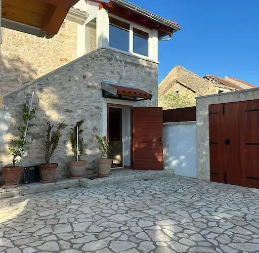 The Grandfather's Courtyard With Heated Pool *