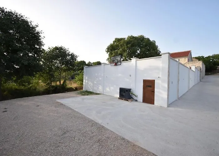 The Grandfather's Courtyard With Heated Pool