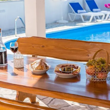 ヴィラ The Grandfather's Courtyard With Heated Pool *