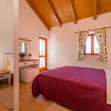 Villa The Grandfather's Courtyard With Heated Pool *