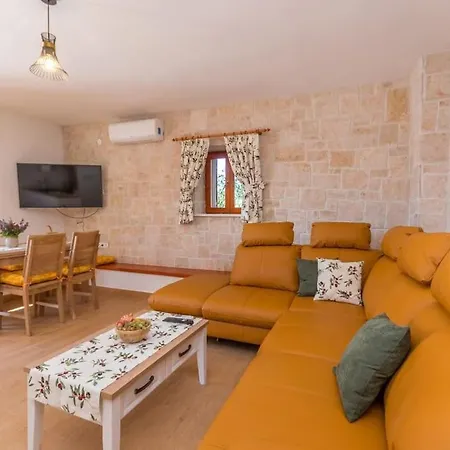 The Grandfather's Courtyard With Heated Pool