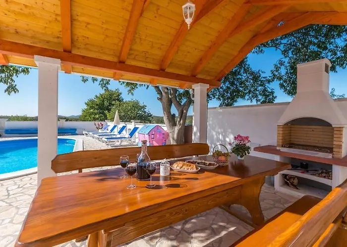 The Grandfather's Courtyard With Heated Pool *